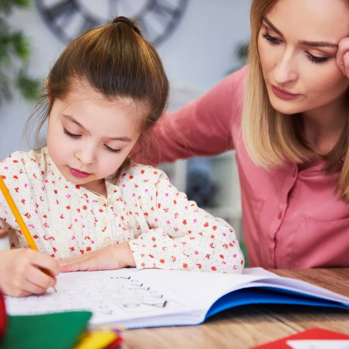 صورة لأم تتابع الدروس مع ابنتها