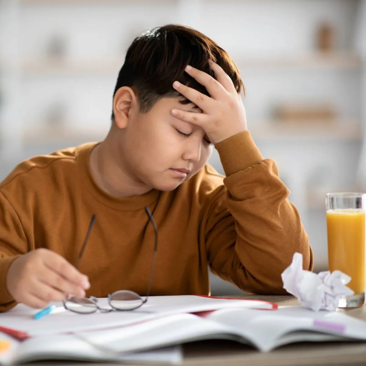 صورة لطفل يتابع دروسه