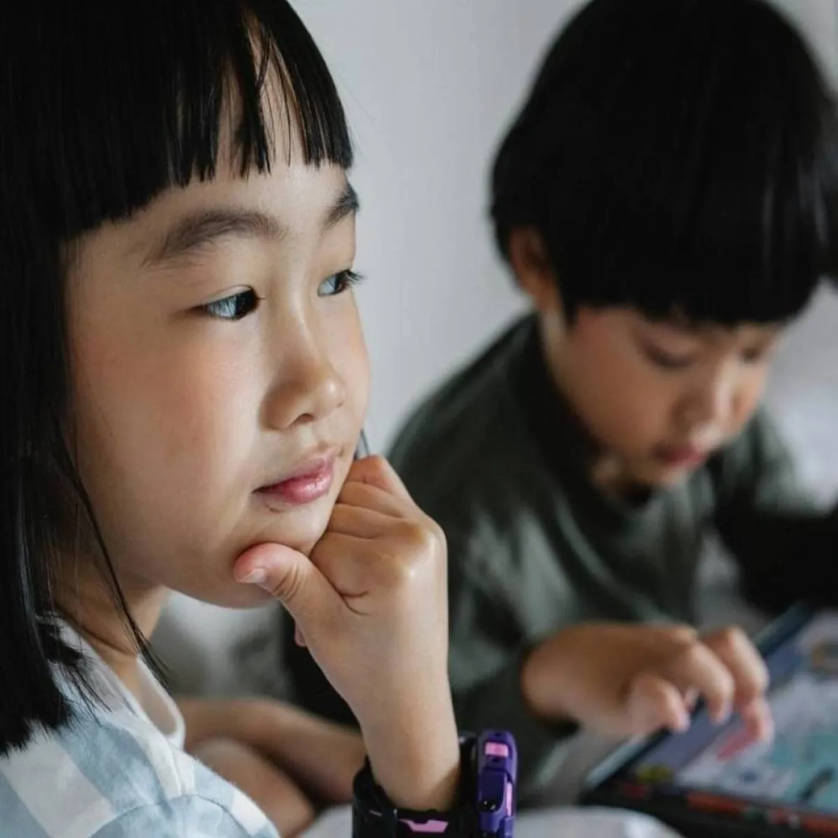 صورة لطفلين مندمجين باللعب