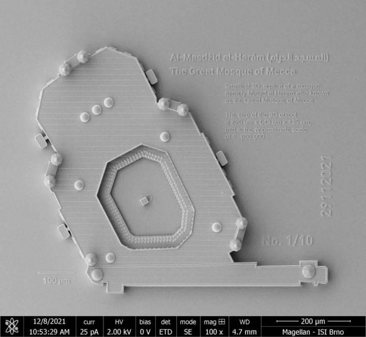 عرض أصغر مجسم ذهبي للمسجد الحرام في إكسبو 2020 دبي. الصورة من تويتر AlAinBusiness