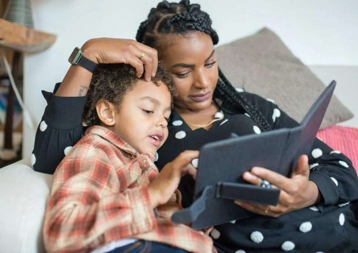 صورة لأم وطفلها