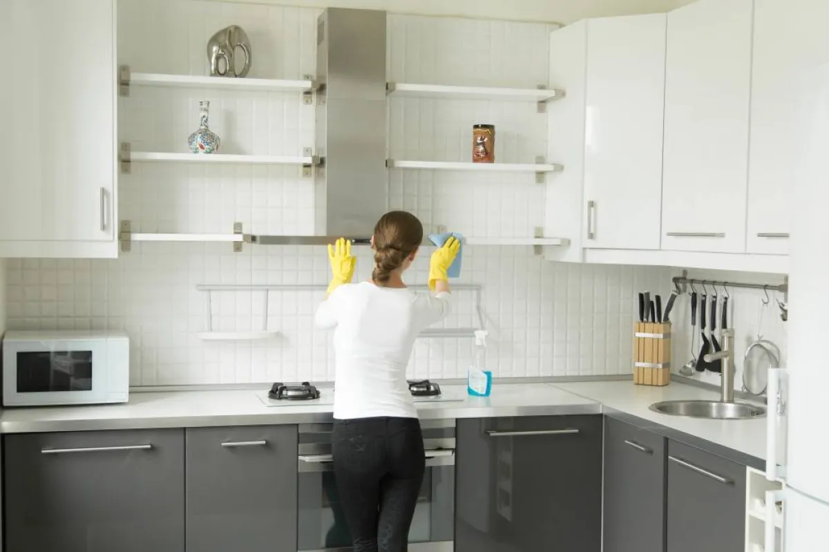 تنظيف خزانة المطبخ 