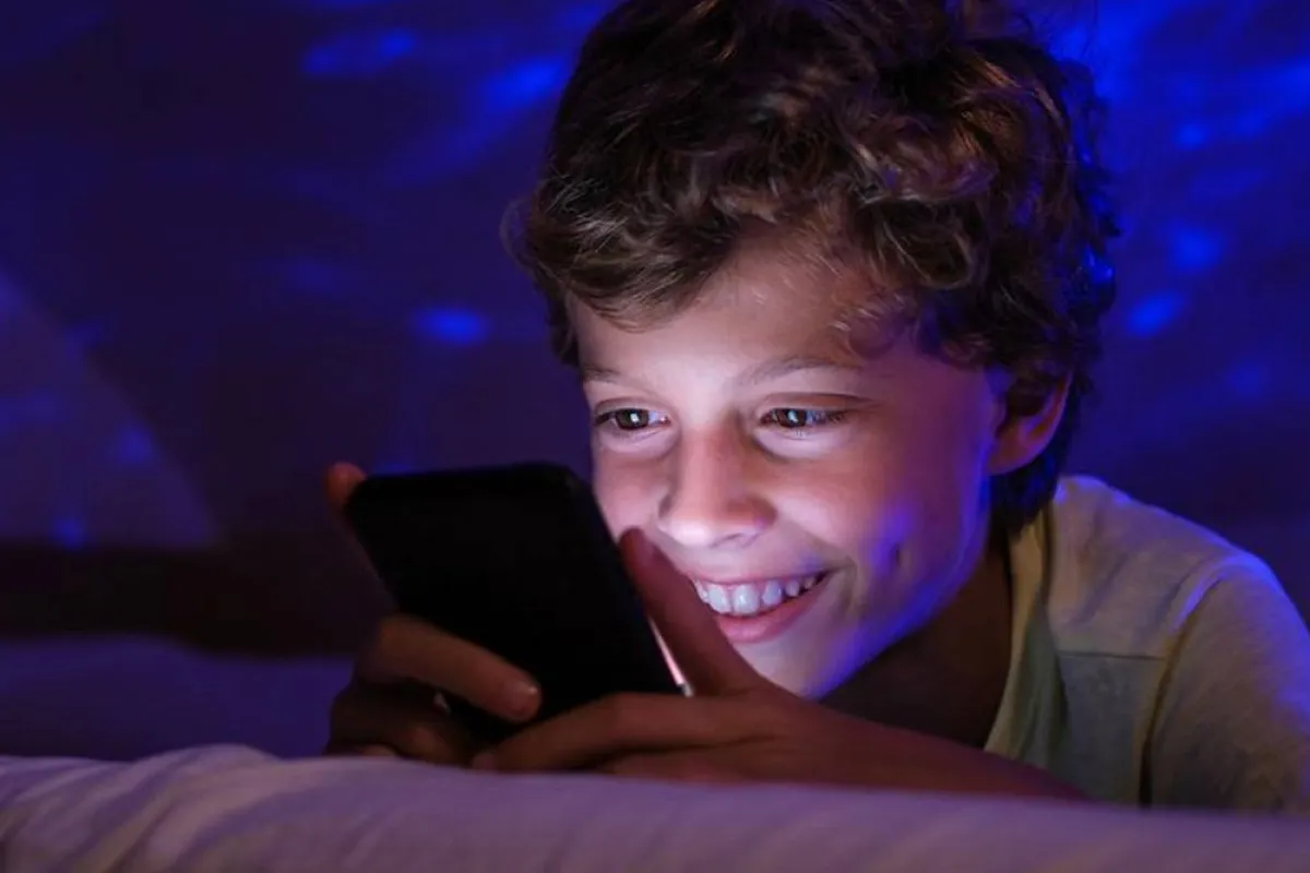 ماذا تفعلين إذا كان ابنك المراهق يرسل رسائل خادشة للحياء عبر موبايله؟