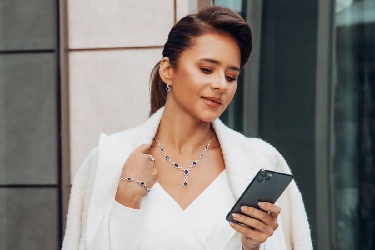 نيللي كريم بطقم من الألماس والياقوت الأزرق