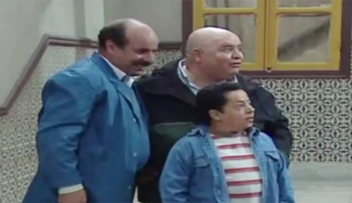 لقطة من سيتكوم "شوفلي حل" ويظهر فيها الراحلان توفيق البحري وسفيان الشعري ومعهما الممثل فيصل بزّين - الصورة من موقع الإذاعة الثقافية بتونس