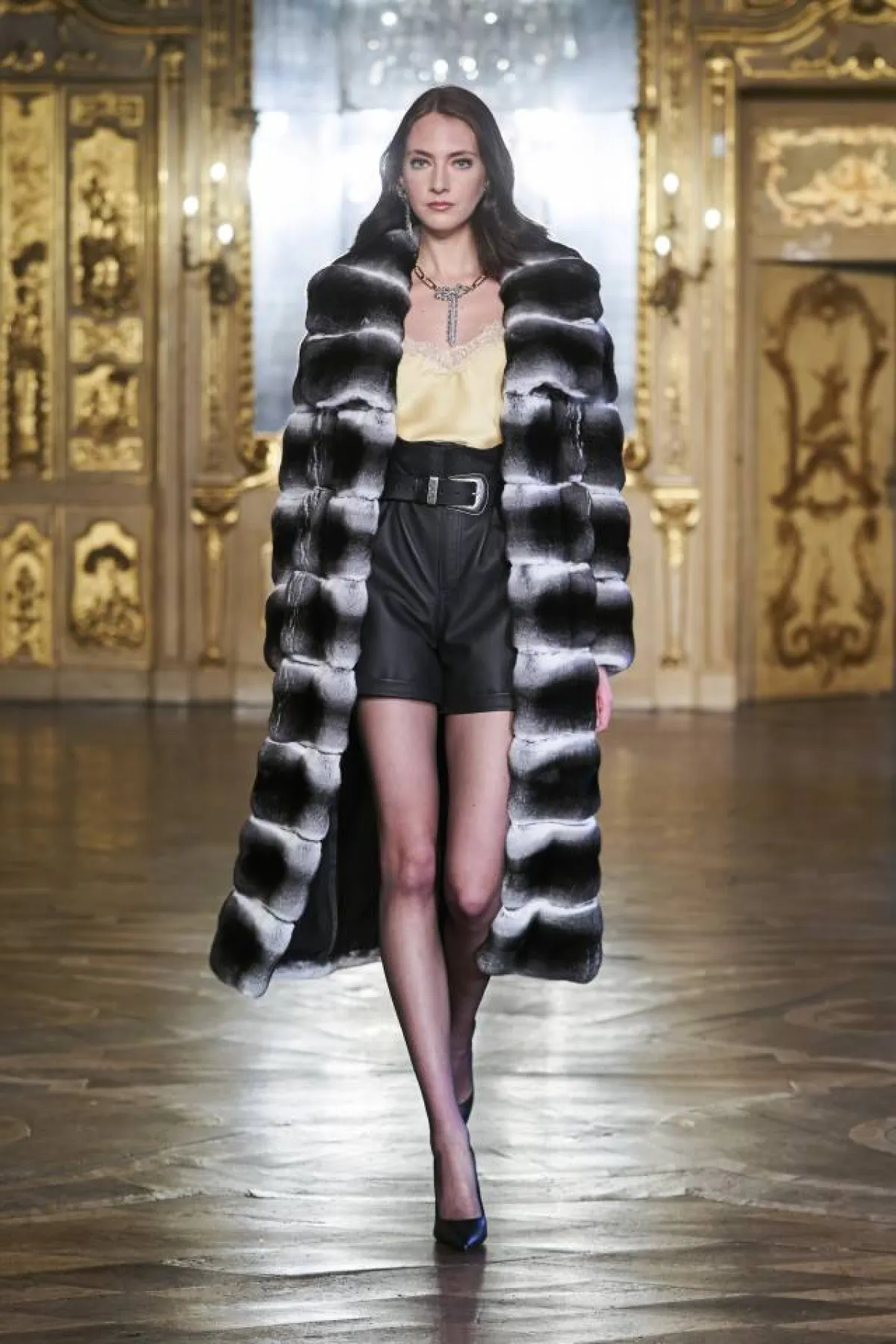 معاطف وسترات فرو