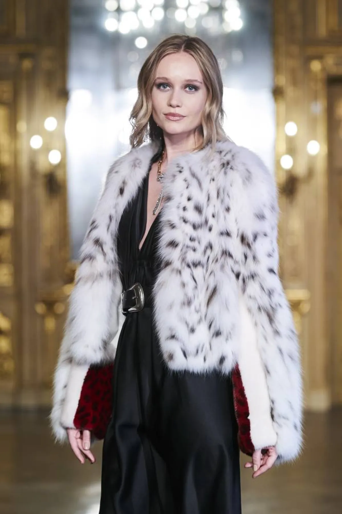 معاطف وسترات فرو