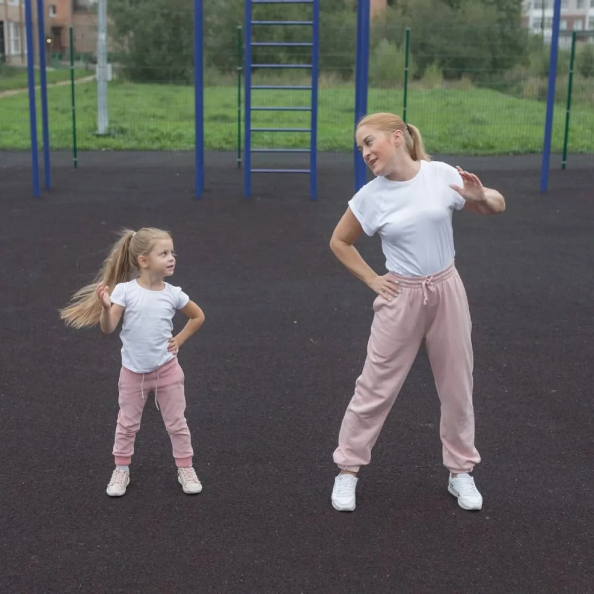 صورة لأم وطفلتها تتريضان