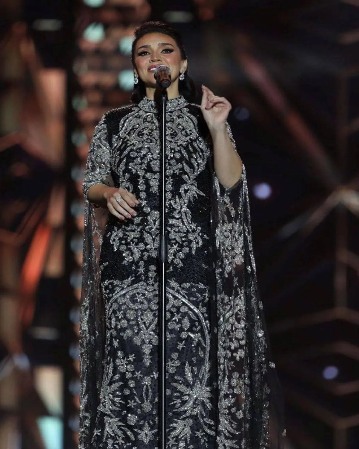 الفستان الاسود المطرز من مي فاروق