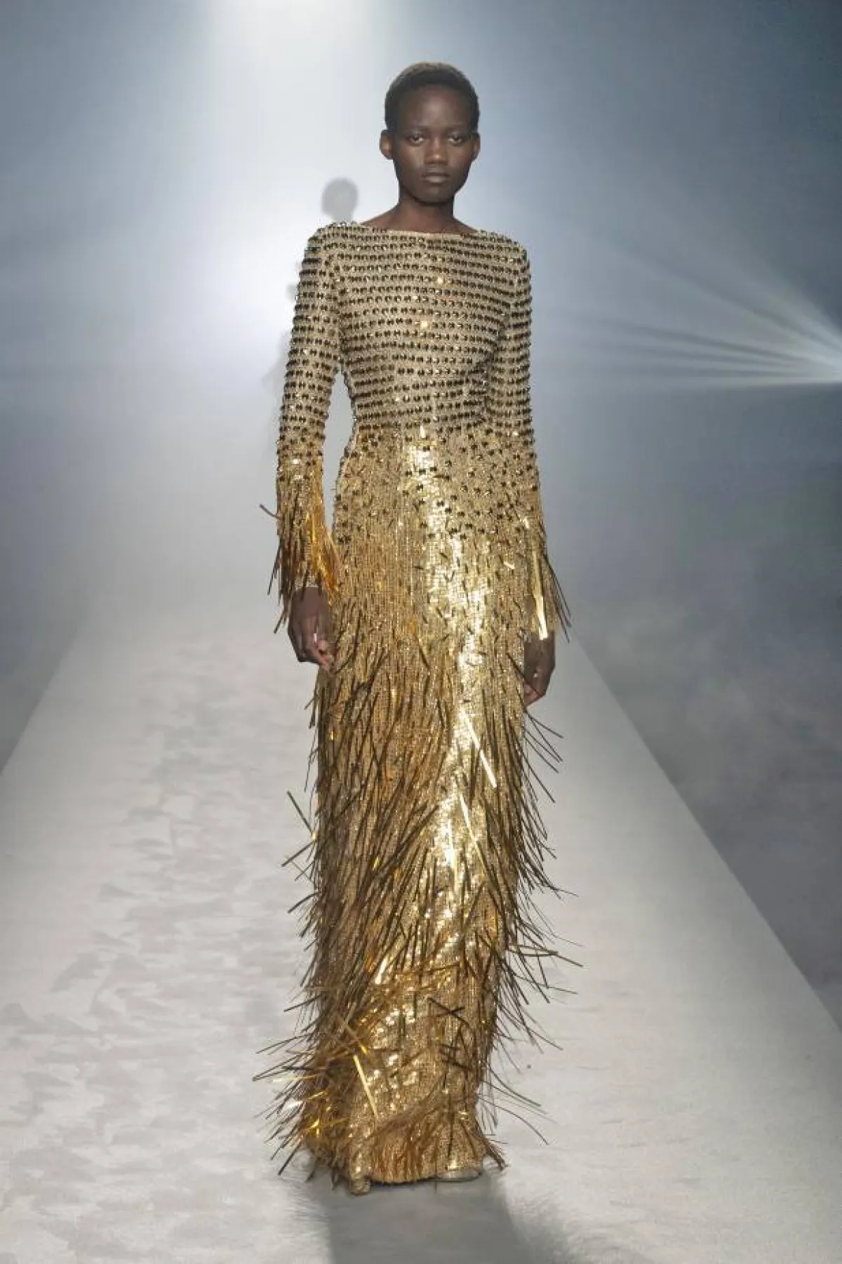 فستان ذهبي من البيرتا فيريتي