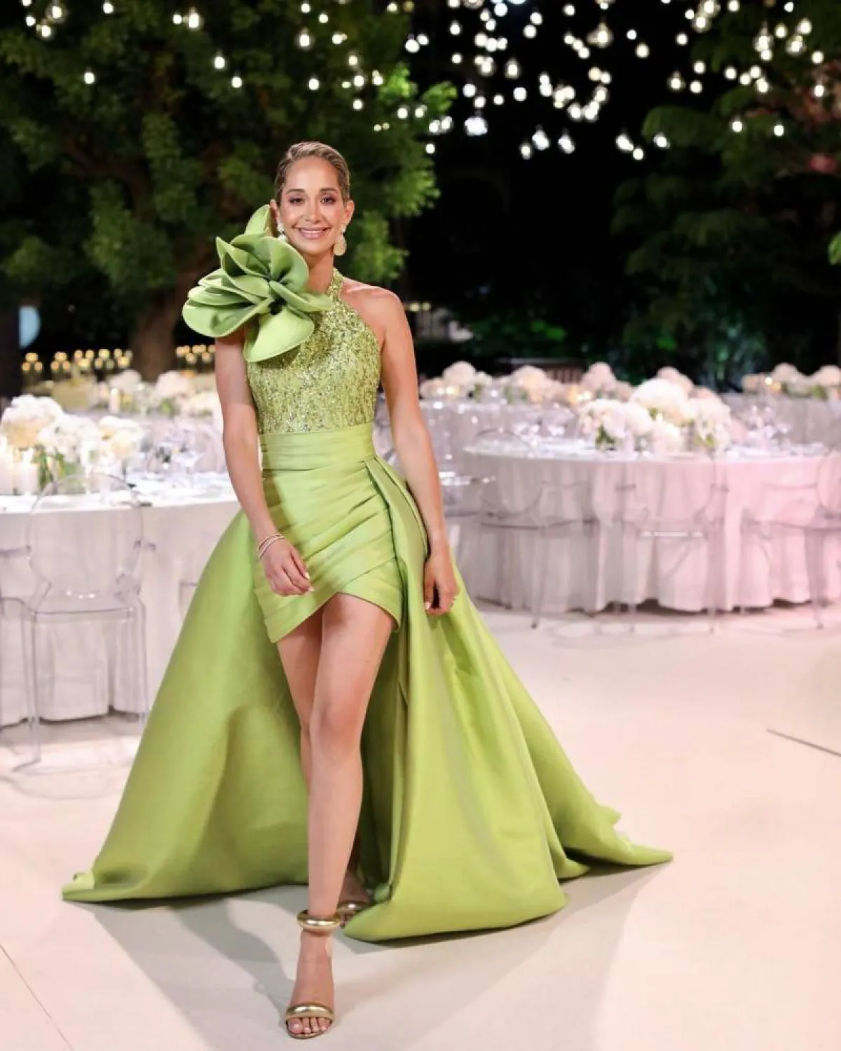 لانا الساحلي بفستان ساحر باللون الأخضر  