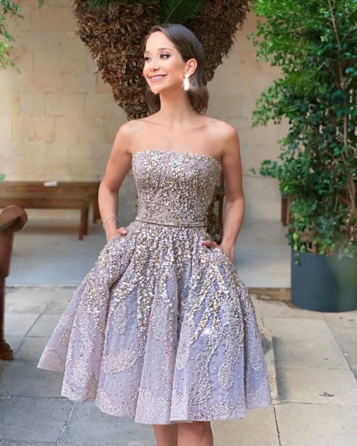 لانا الساحلي بفستان جذاب  باللون الأرجواني    