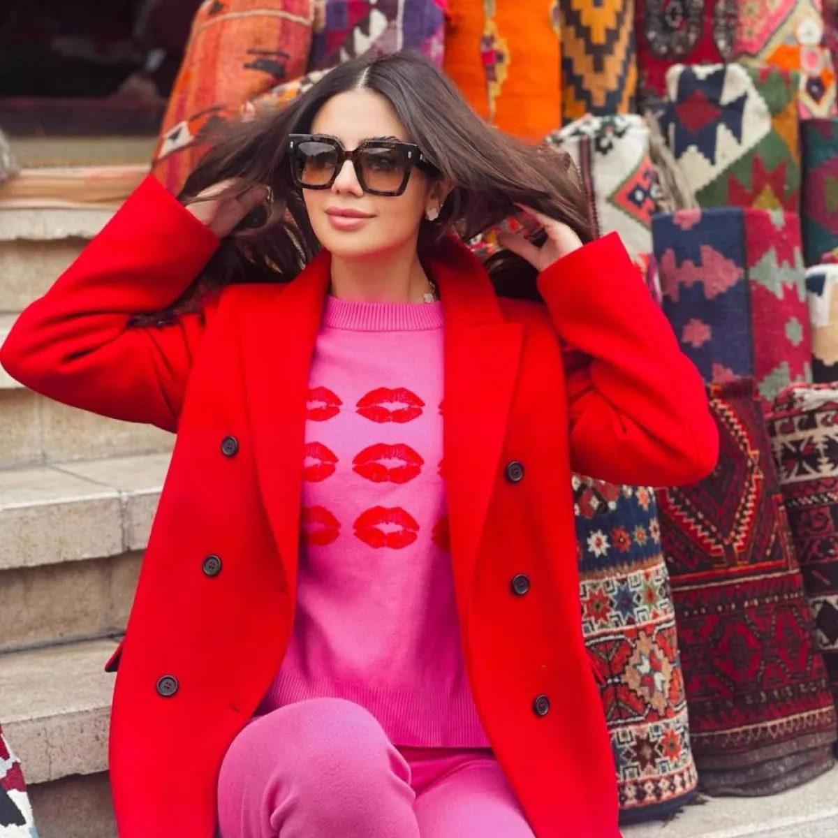 ديما الأسدي بجاكيت باللون الأحمر 
