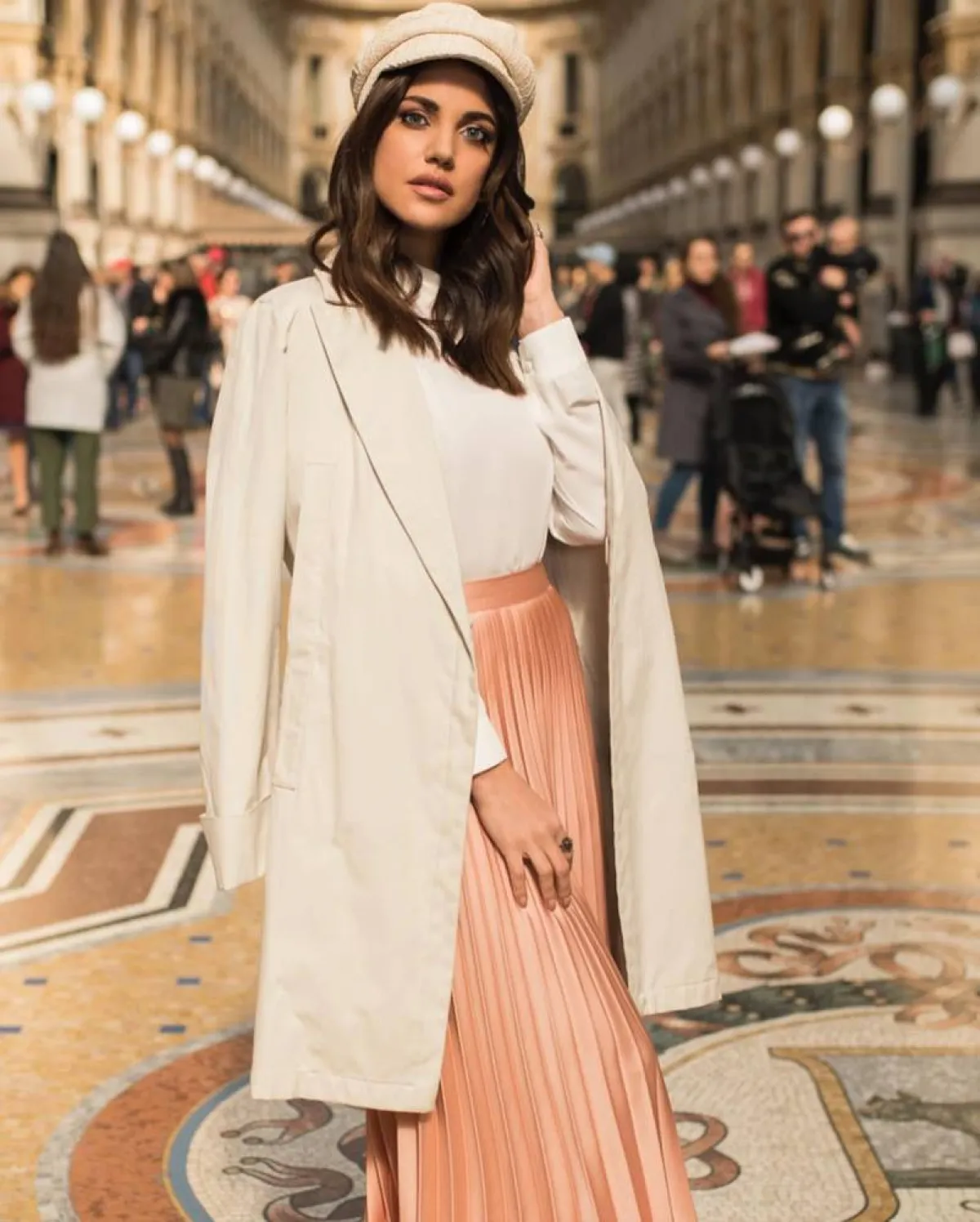 درة زروق ببالطو طويل باللون الأبيض 