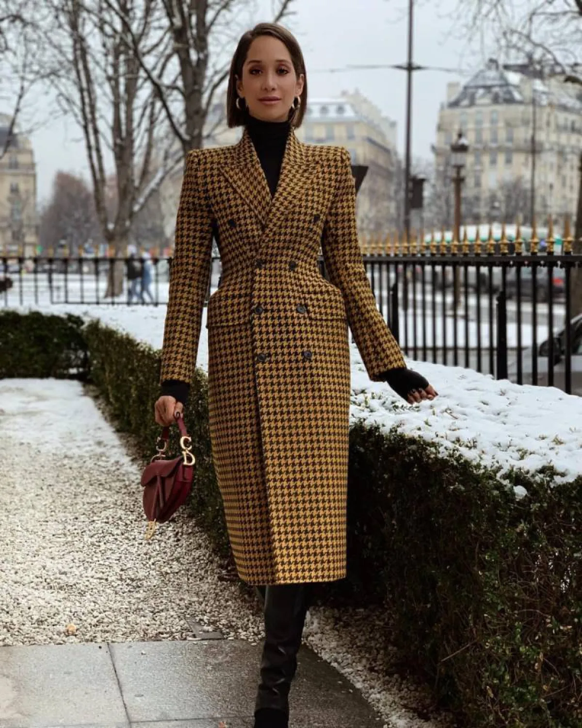 لانا الساحلي ببالطو طويل باللون البني  