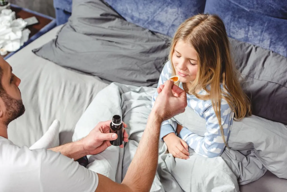 طفلة تتناول الدواء