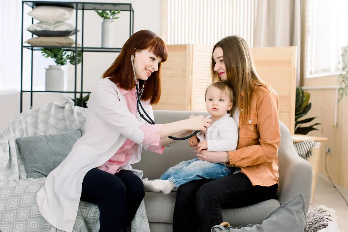 صورة لطبيبة تفصح الطفل