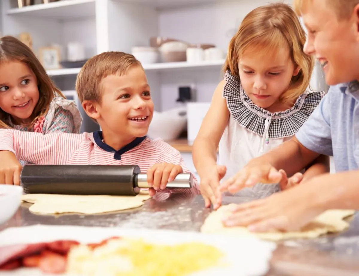 صورة لأطفال يعدون البسكويت