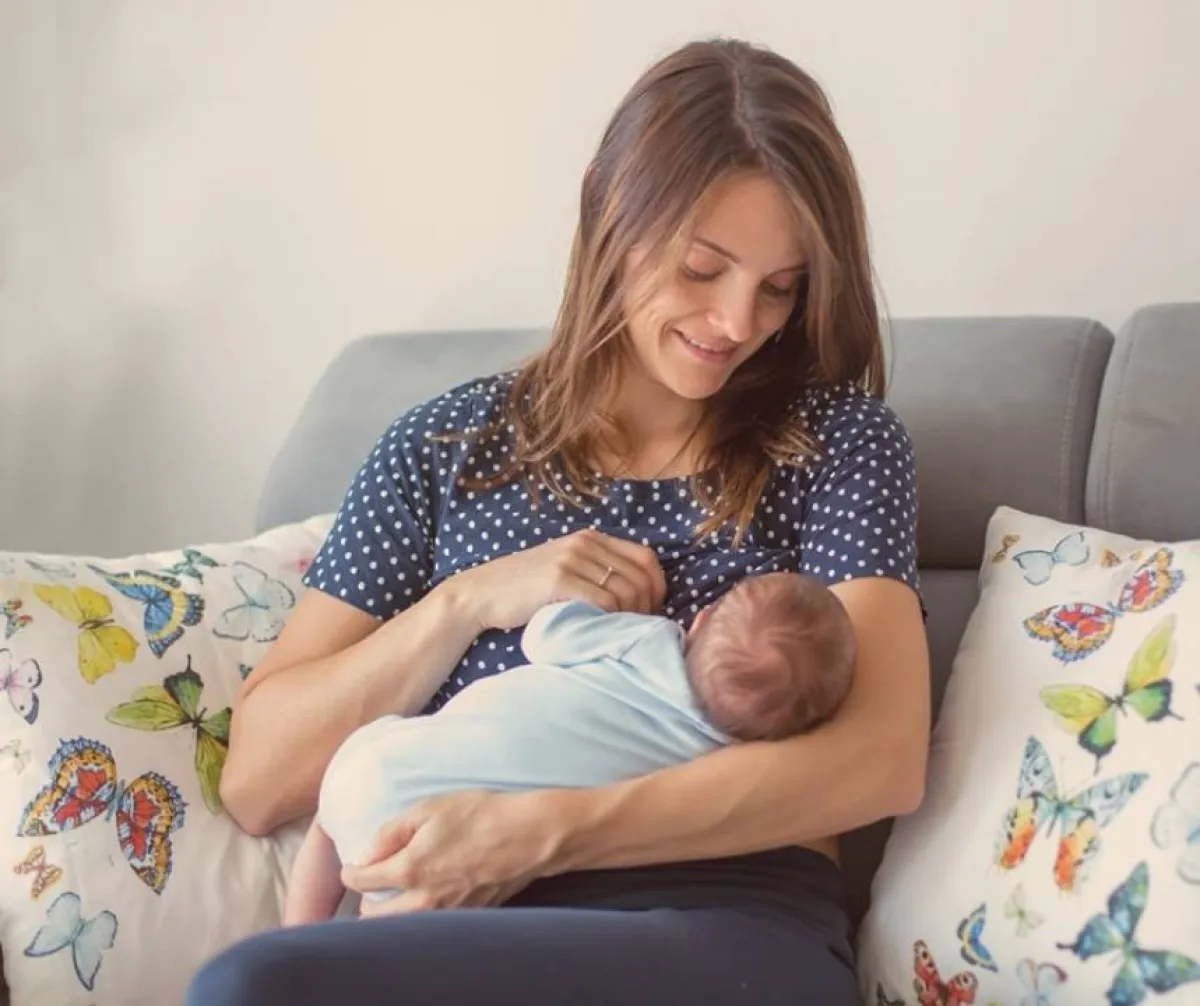 صورة لمولود وأمه