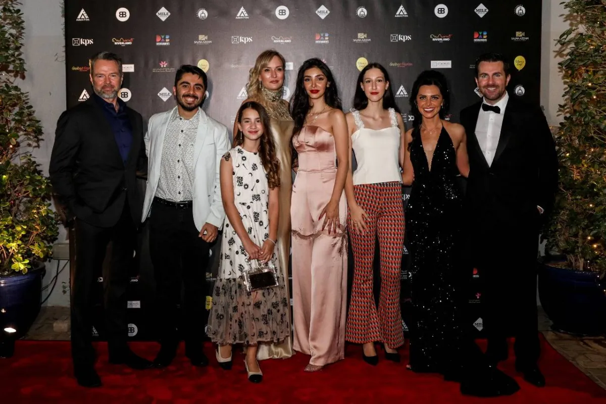 سلمى عزام تتوسط أسرة العمل