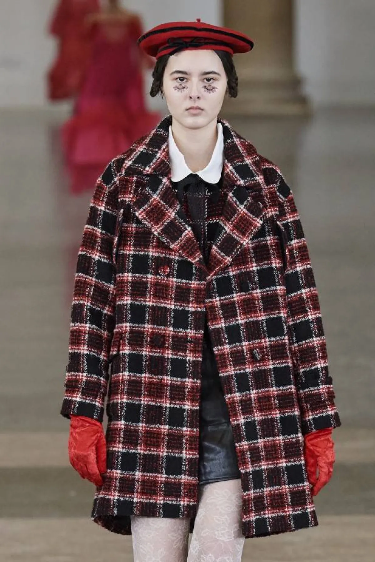 معطف كاروهات بدرجات الأسود والأحمر والبيج بياقة قصيرة عريضة