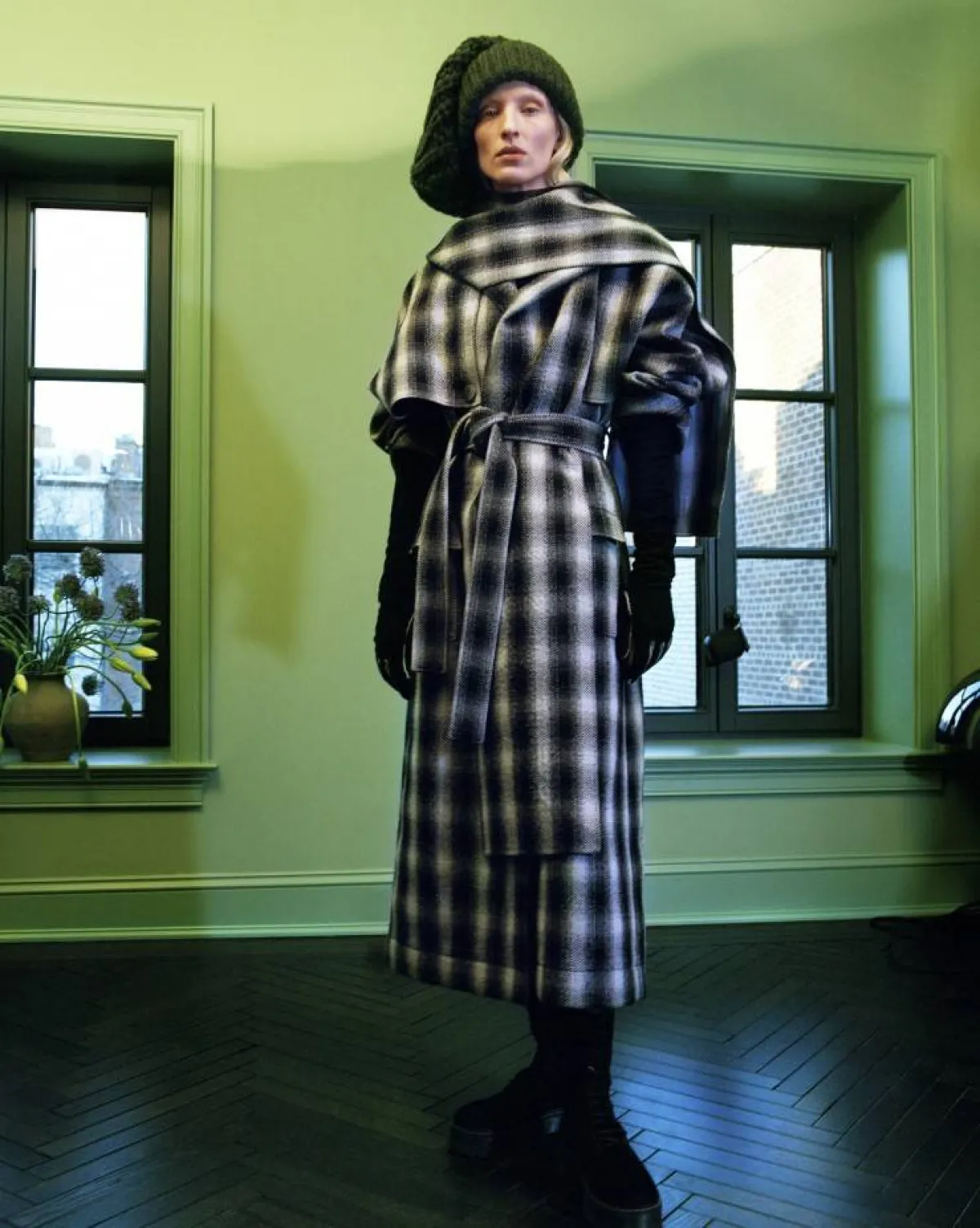 معطف كاروهات بدرجات الأسود والأبيض بياقة على شكل وشاح