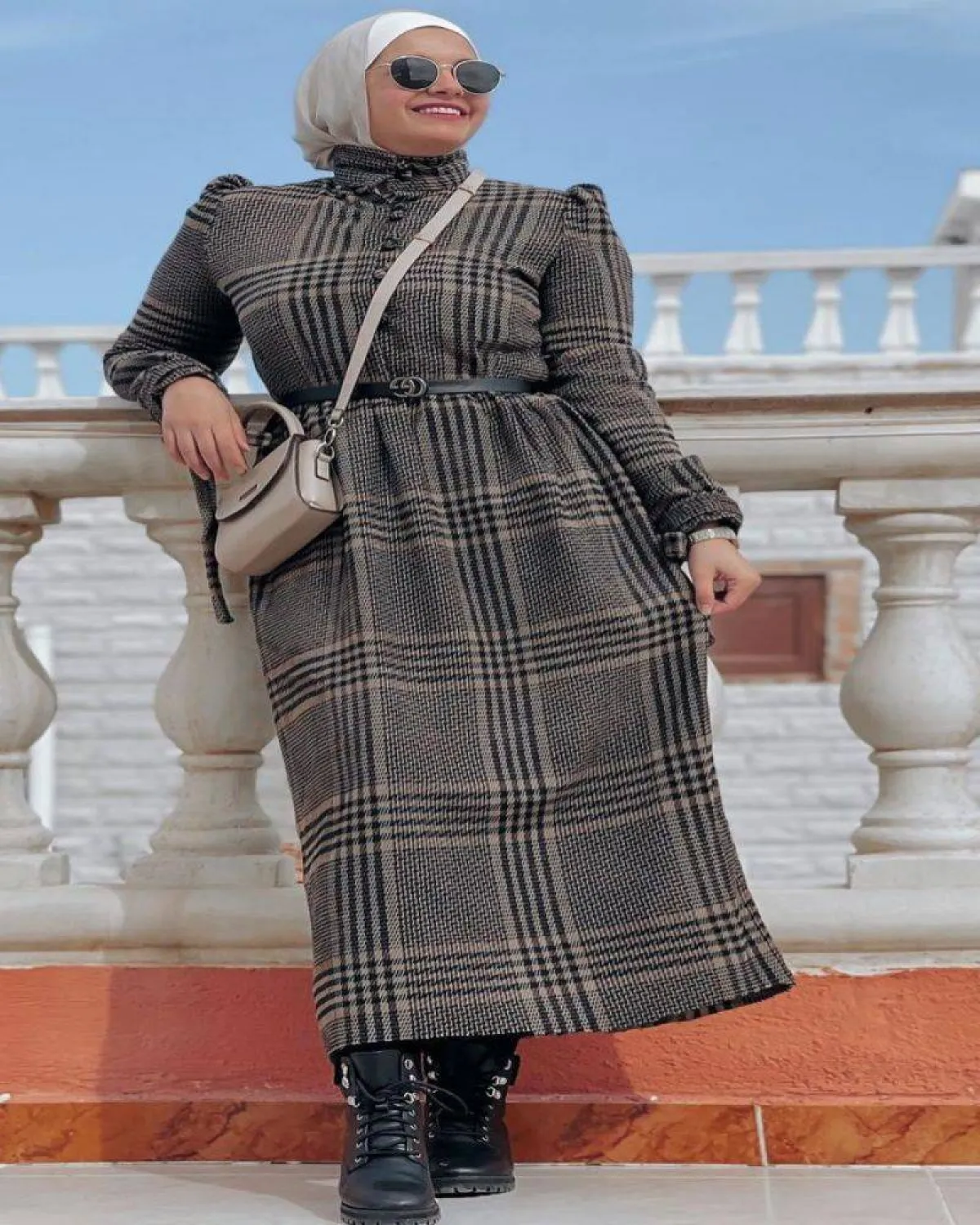 اية فوزي بفستان كاروهات