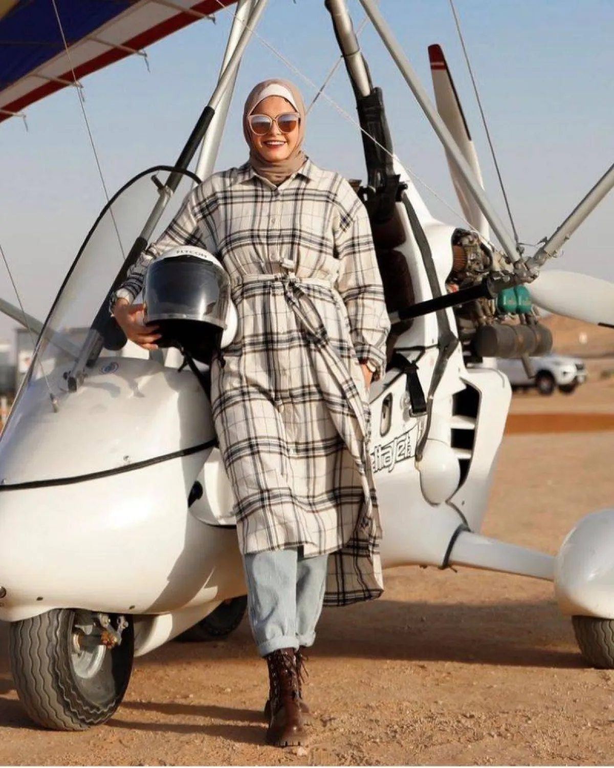 اية فوزي بفستان كاروهات ميدي