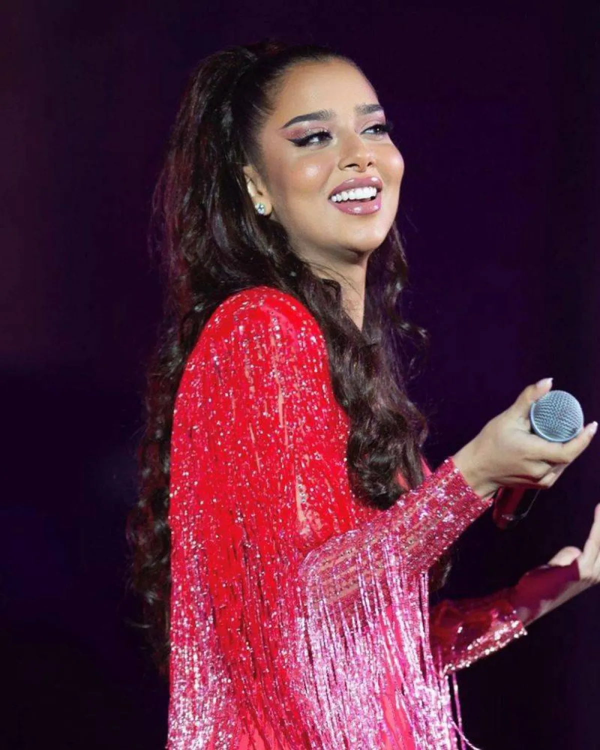 بلقيس باطلالة عصرية