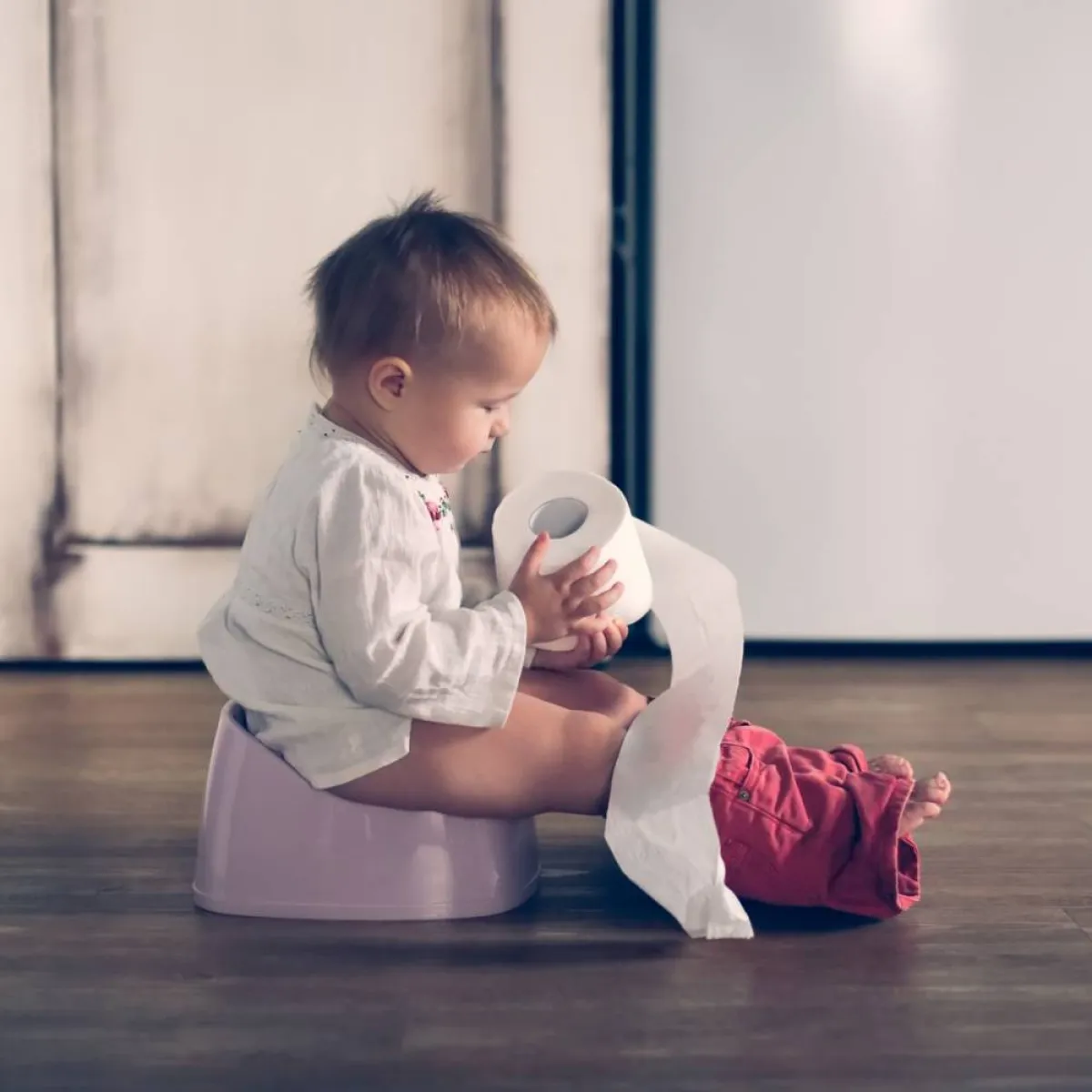 صورة لطفل يجلس على النونية