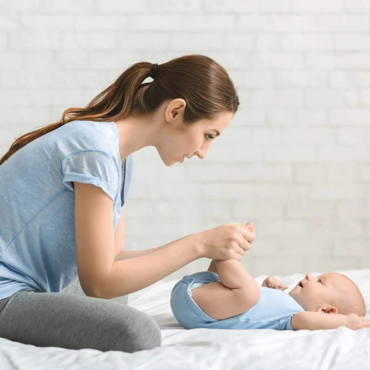 صورة لأم تحرك ساقي طفلها