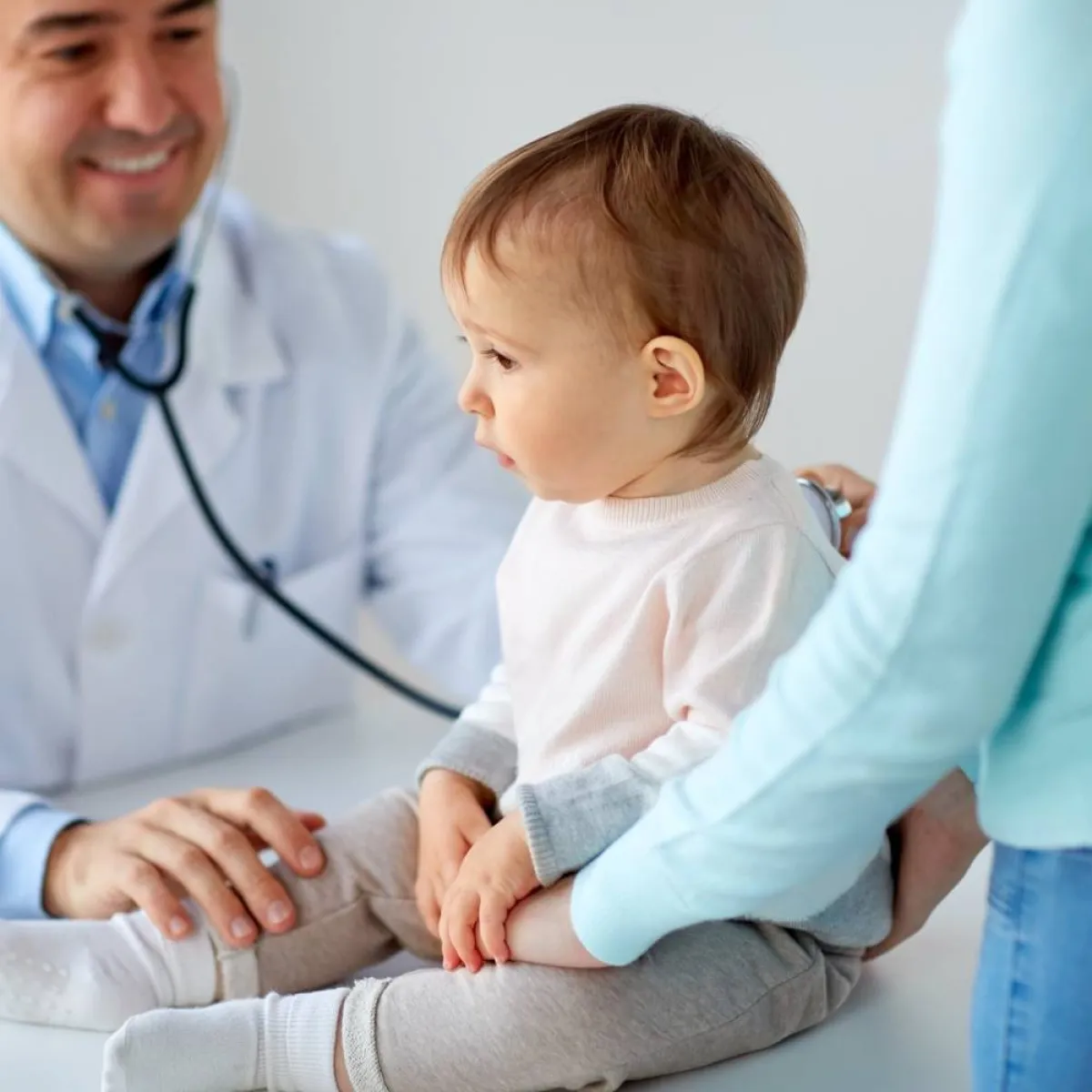 صورة لطبيب وطفل