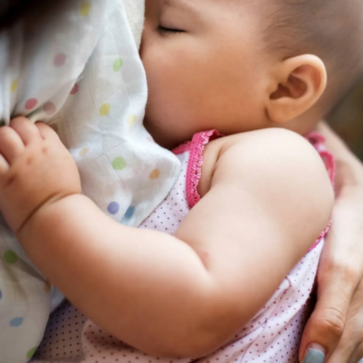 صورة لطفل يرضع