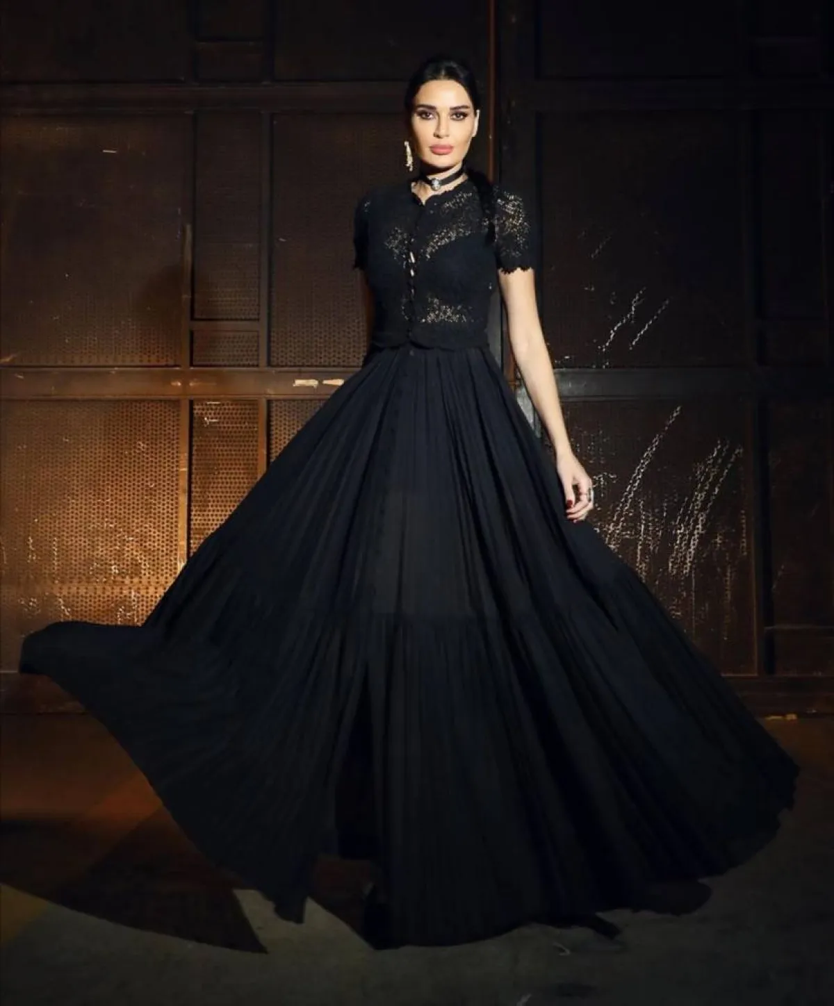 فساتين النجمات باللون الأسود