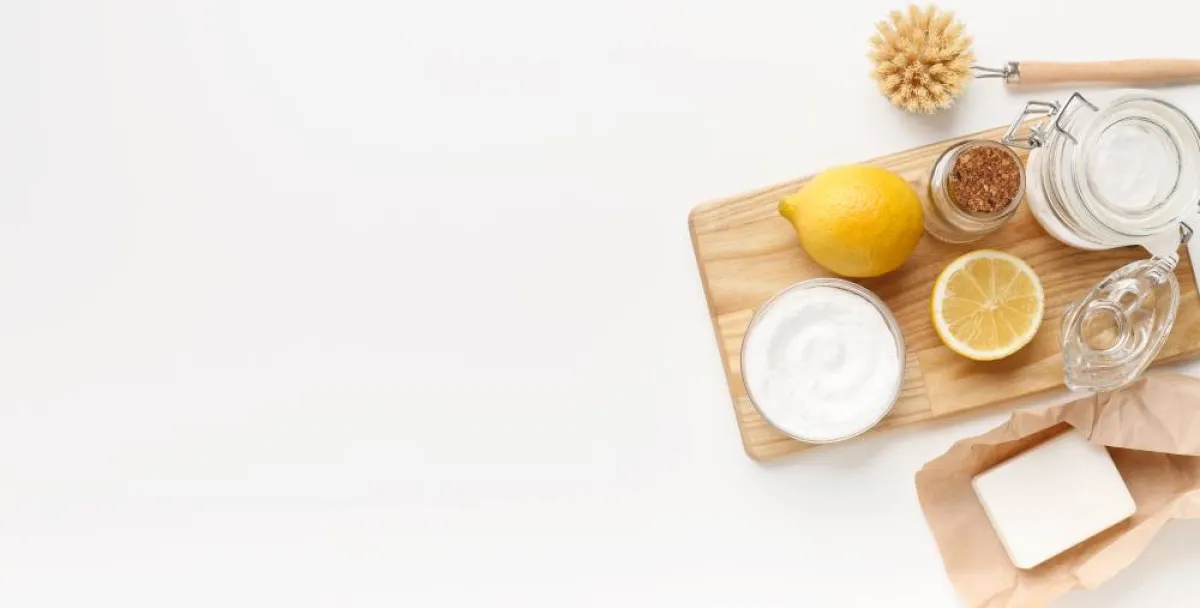 مكونات منزلية لإزالة الاصفرار من الحذاء الرياضي