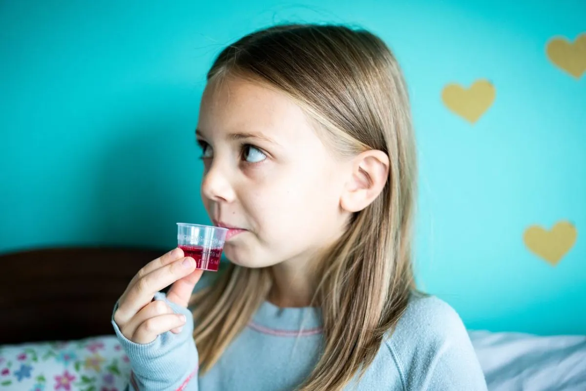 صورة لطفلة تتناول مكملات الحديد
