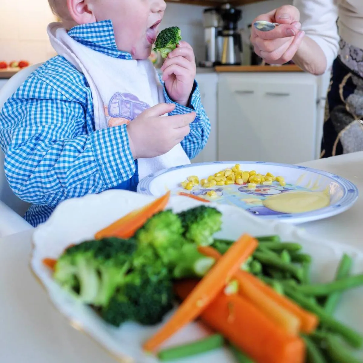 صورة لطفل يتناول البروكلي الغني بالحديد