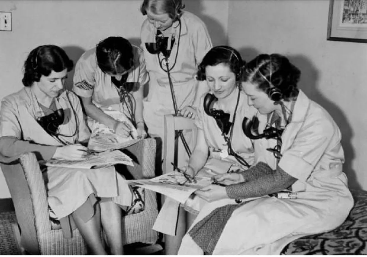 سيدات يقمن بحل الكلمات المتقاطعة