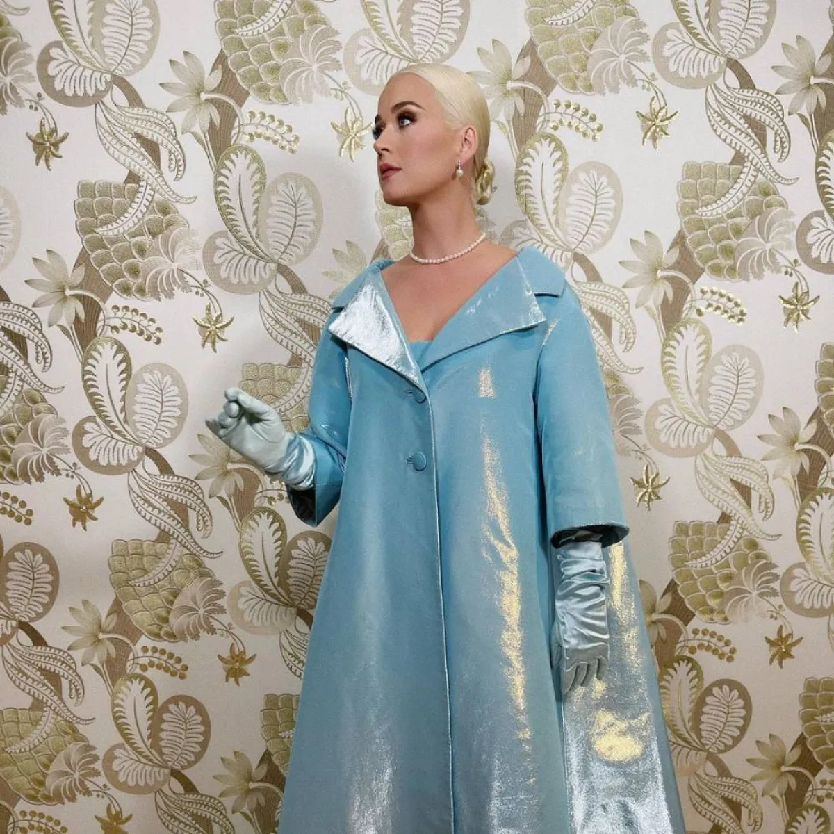 كيتي بيري بمجوهرات من اللؤلؤ الأبيض