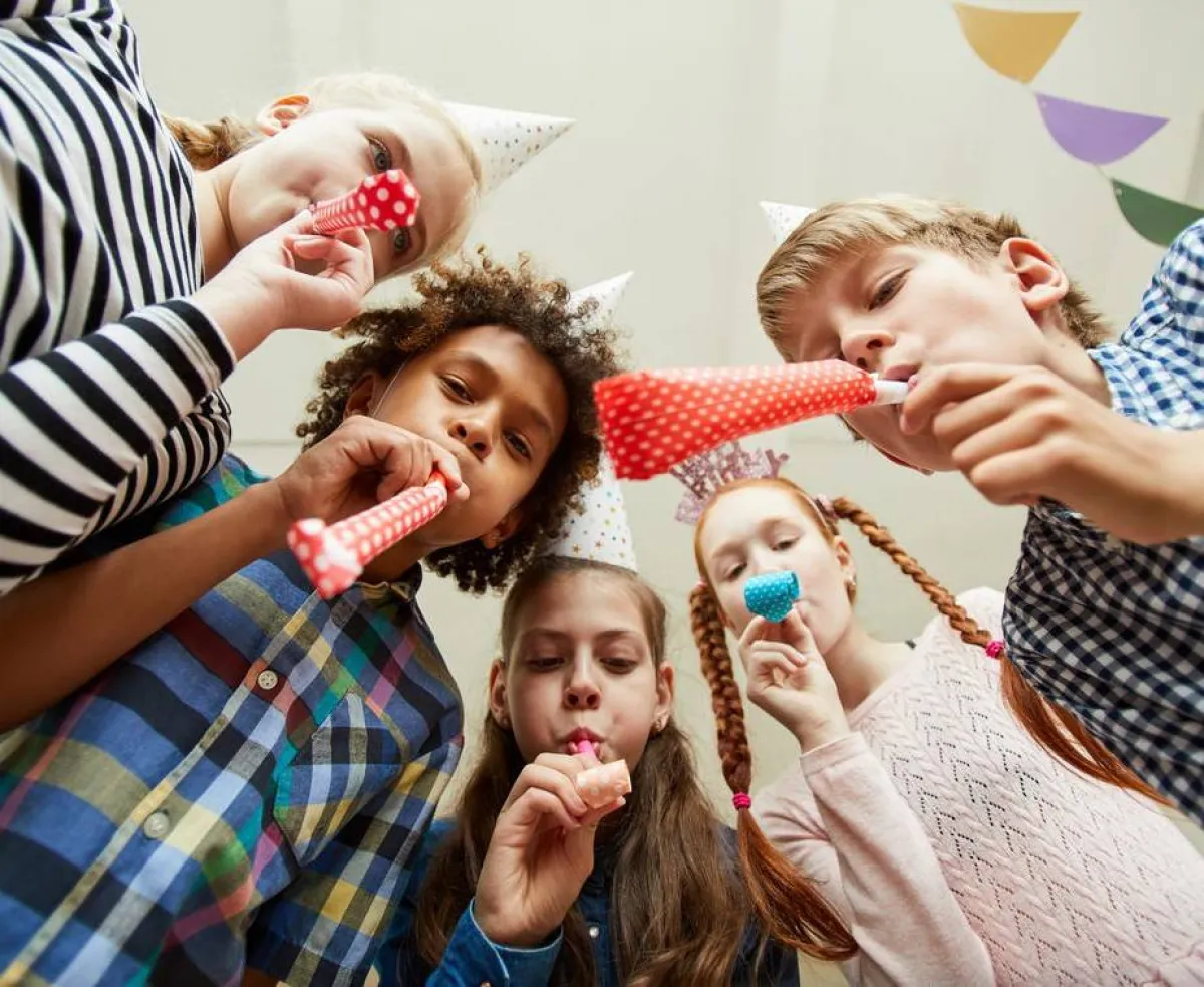 صورة لأطفال يستقبلون العام 2022