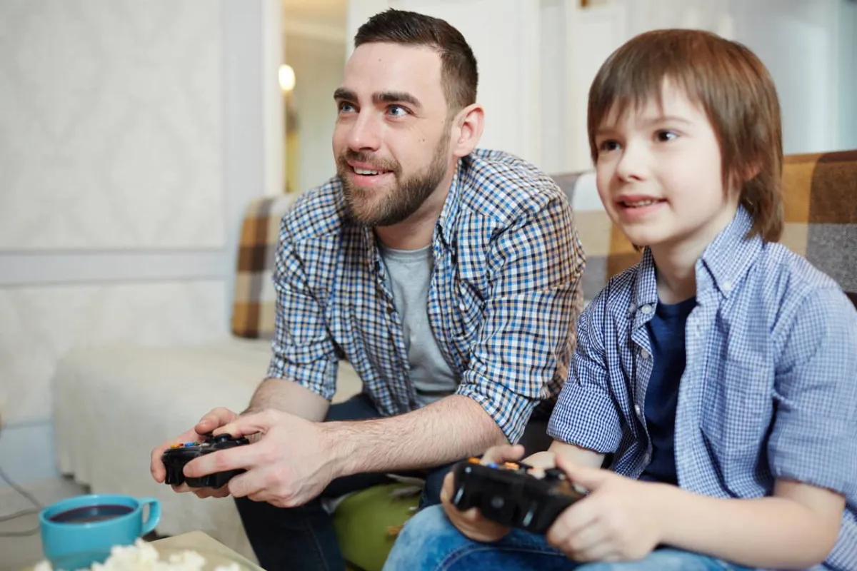 صورة لأب وابنه يتسليان بالألعاب الإلكترونية