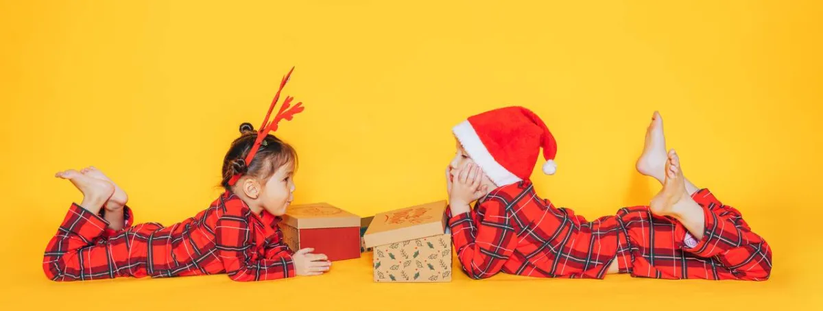 أطفال بالبيجامات في رأس السنة