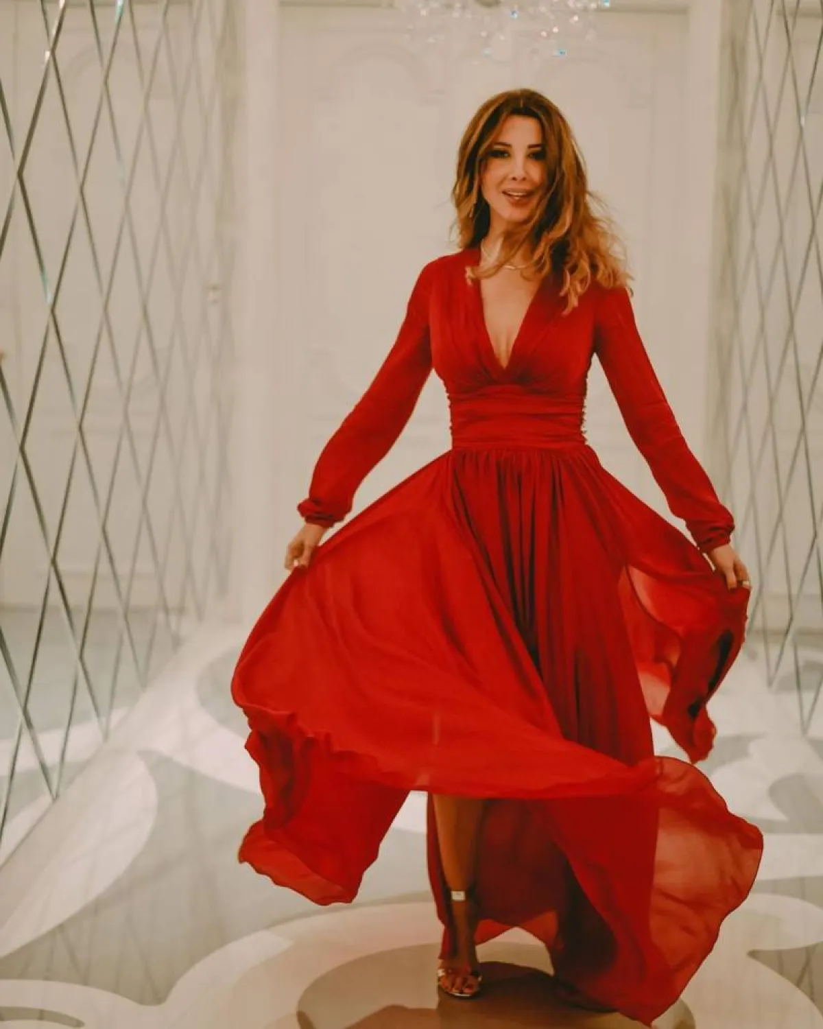 نانسي عجرم بفستان حرير أكمام بتنورة بليسيه منفوشة