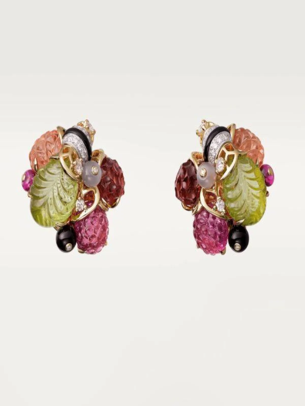 اقراط بتصميم معقد من الاحجار الكريمة