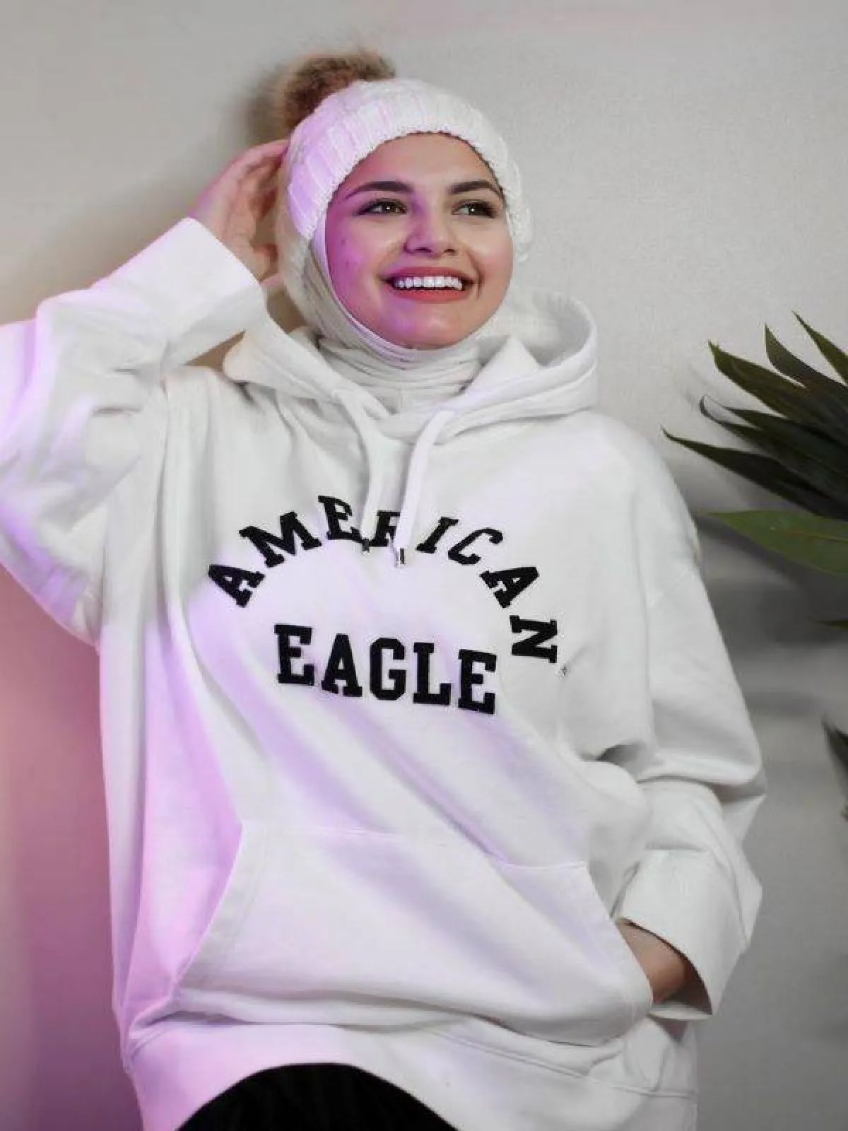 اية فوزي باطلالة حيادية الالوان