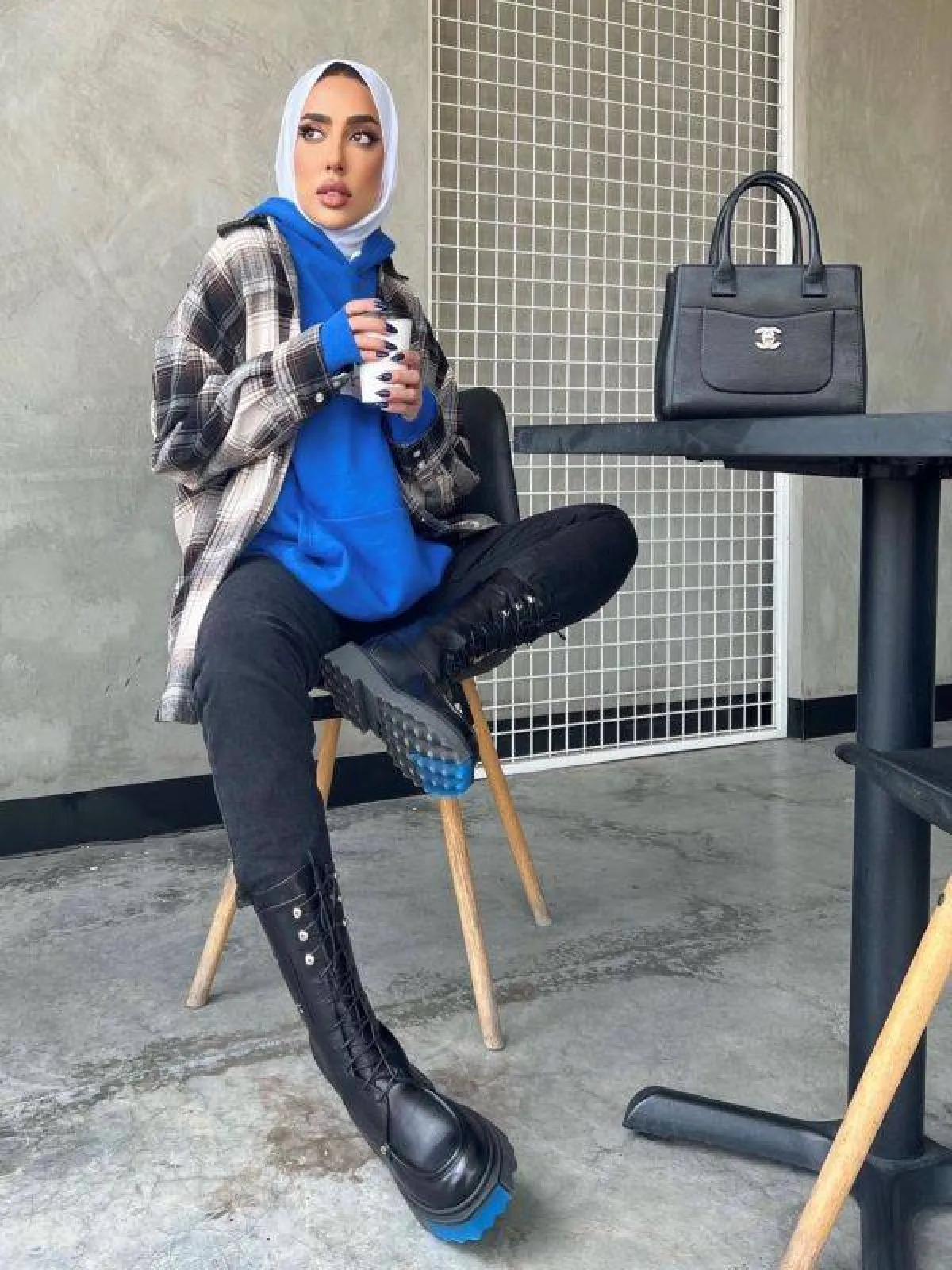 عايشة العقيل بسويت شيرت