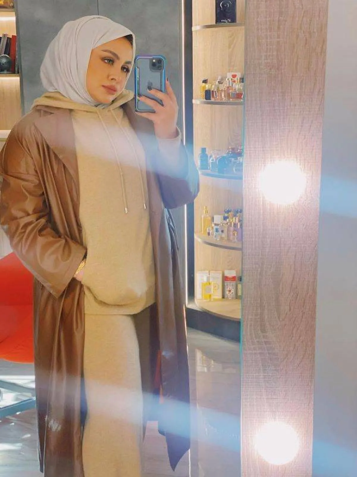 لجين الظفيري باطلالة مونكروم