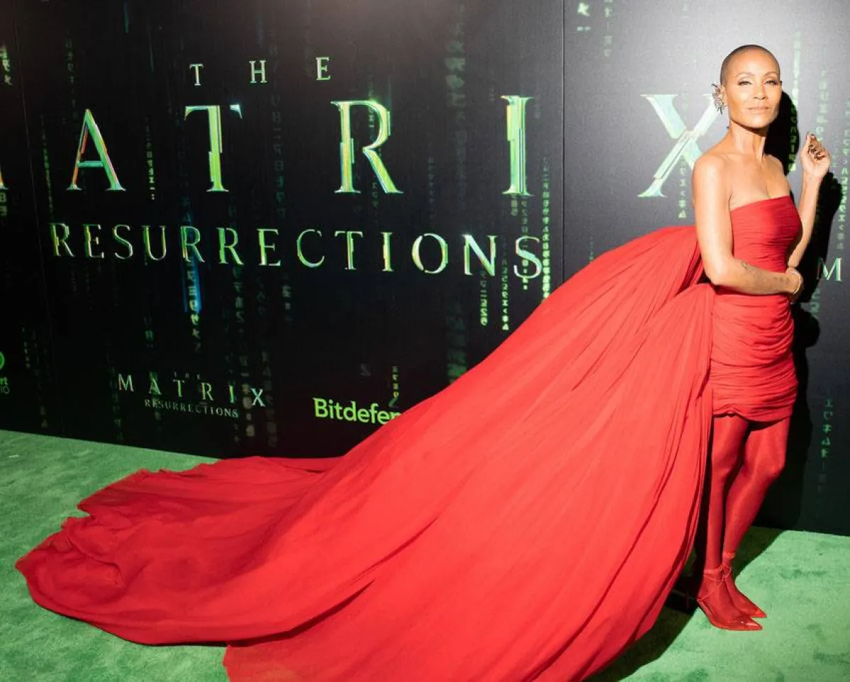 جادا بينكت سميث ترتدي فستاناً أحمر 