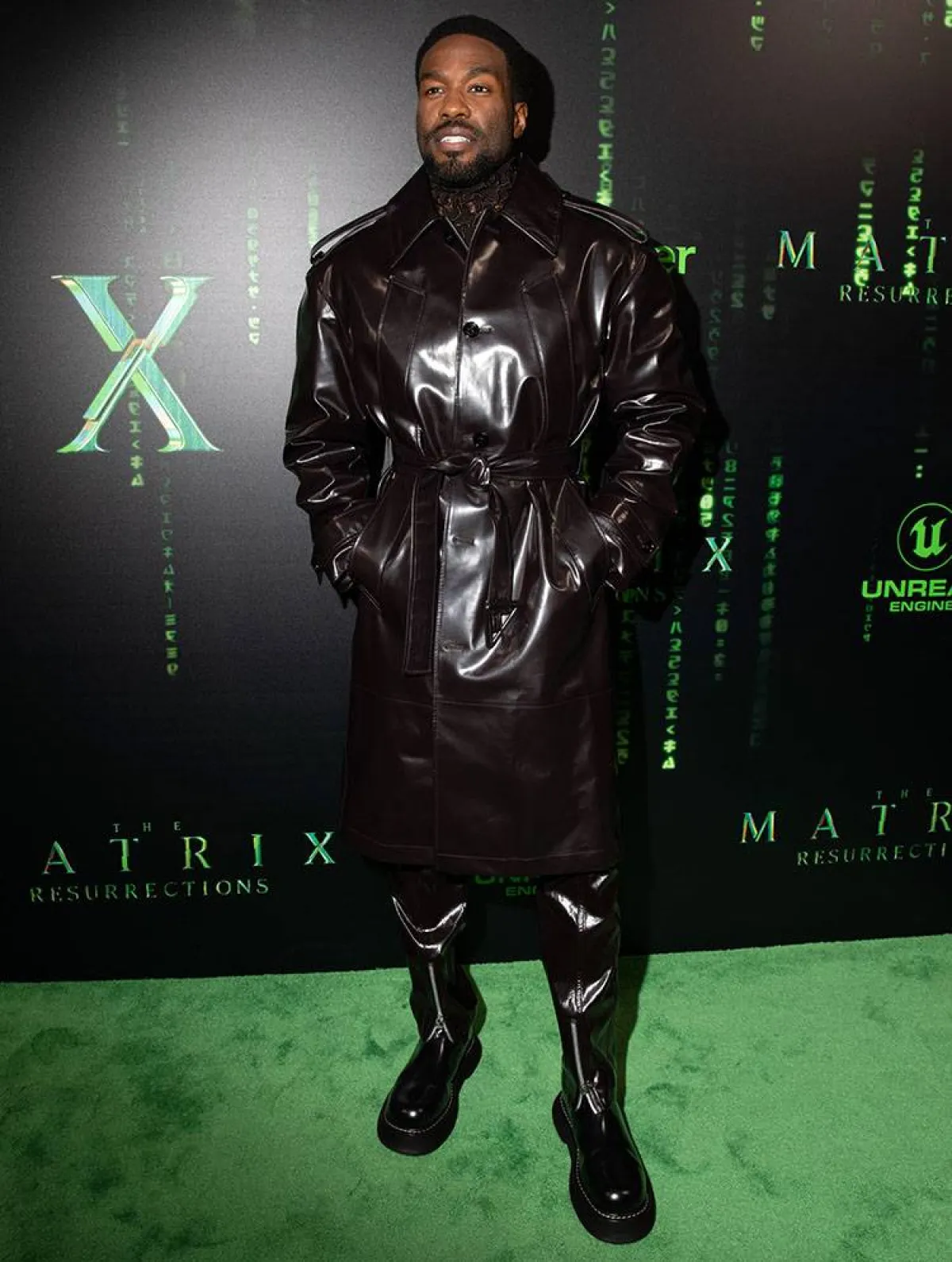 يحيي عبد المتين يرتدي بدلة جلدية سوداء 