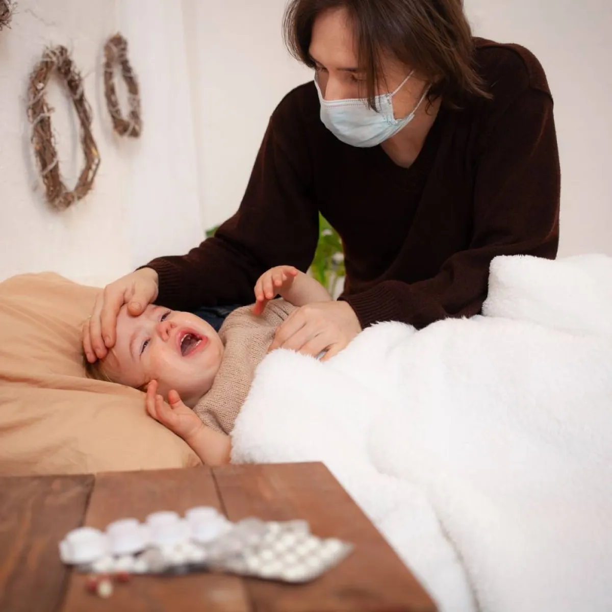 صورة لأم وطفل يبكي